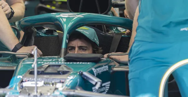 photo  fernando alonso va retrouver la piste et sa monoplace lors de la deuxième séance d’essais libres en hongrie.  ©  robert szaniszlo, nurphoto via afp 