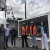 photo  françoise renou, directrice générale adjointe à la ville de la flèche (sarthe), frédéric plard, chef de service patrimoine bâti et transition énergétique, michèle juguin laloyer, adjointe à la maire en charge du bien grandir, et christine bertron, responsable du secteur scolaire, encadrent deux salariés de la société algeco venus installés des bâtiments modulaires dans la cour de l’école. 