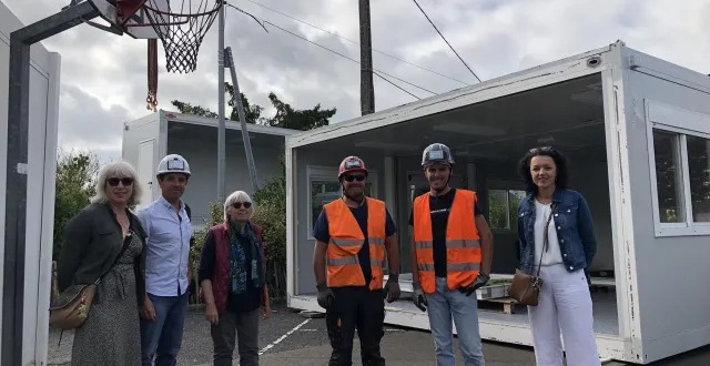 photo  françoise renou, directrice générale adjointe à la ville de la flèche (sarthe), frédéric plard, chef de service patrimoine bâti et transition énergétique, michèle juguin laloyer, adjointe à la maire en charge du bien grandir, et christine bertron, responsable du secteur scolaire, encadrent deux salariés de la société algeco venus installés des bâtiments modulaires dans la cour de l’école.  &copy;  ouest-france 