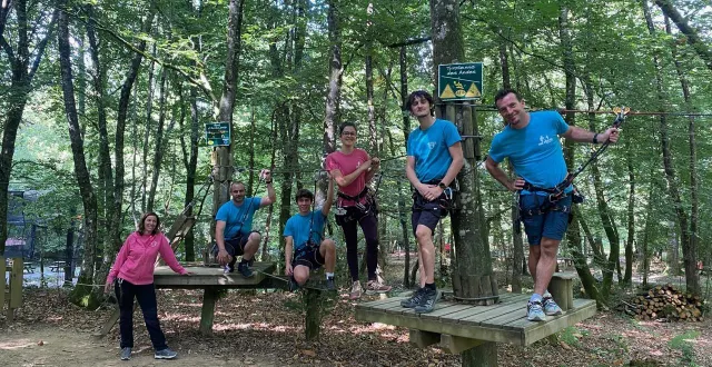 photo  pauline et guillaume lafontaine, avec l’équipe du parc aventure 79.  &copy;  co – eléonore istre 