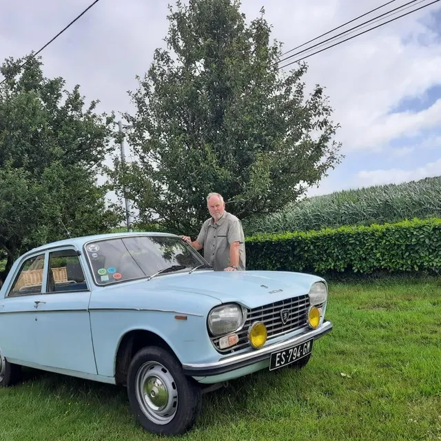 photo jean-louis frétigné est un passionné de vieilles mécaniques. en 2017, il déniche une peugeot 204, conservée pendant vingt dans un garage. c’est aussi le premier véhicule qu’il a possédé en 1968.  ©  ouest-france