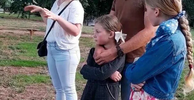 photo  aurore et anthony durand, les propriétaires du château, et leurs filles.  &copy;  co 