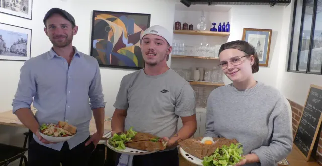 photo  tom, erwan et manon prêts à servir galettes et salades.  &copy;  ouest-france 