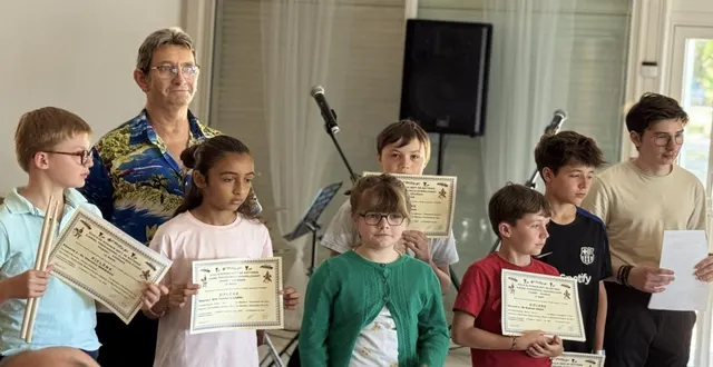 photo  remise des diplômes par thierry soursas, le directeur et professeur de musique.  &copy;  le maine libre 