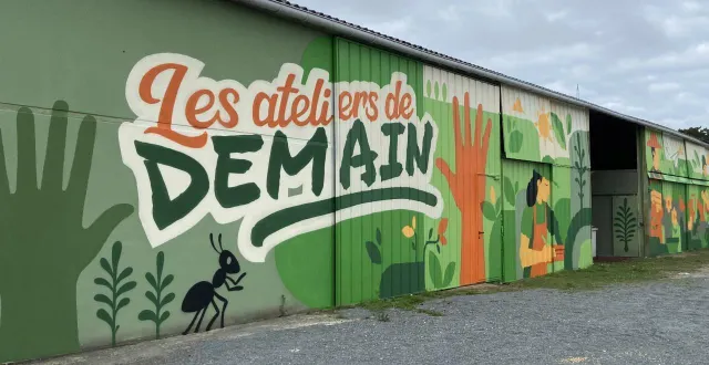photo  le tiers lieu les ateliers de demain, incubateur d’idées et de projets associatifs, a fait peau neuve. après une semaine de travail, la fresque de 80 m de long sur 4,5 m de haut, décorant la façade du bâtiment, a été achevée. les locaux du tiers lieu s’étendent sur 800 m² autonomes en énergie, grâce à des ombrières équipées de panneaux photovoltaïques.  &copy;  ouest-france 