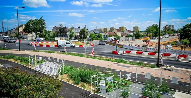 photo  le grand carrefour des quatre-pentes (sous burger king), dispose déjà de son giratoire. trottoirs et pistes cyclables sont bien avancés, tandis que les voitures empruntent déjà la voie définitive en direction du centre-ville.  &copy;  photo le maine libre - yvon loué 
