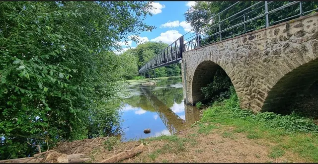 photo  la moulin et la passerelle de montreuil (d 47) constituent un point de départ atypique pour découvrir le circuit 