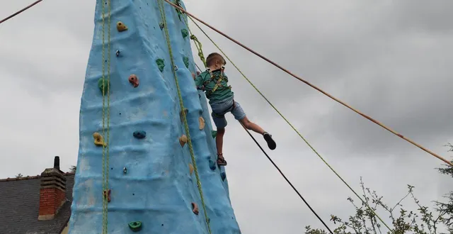 photo  les enfants se sont relayés tout l’après-midi pour grimper le mur d’escalade mobile, culminant à plusieurs mètres.  &copy;  ouest-france 