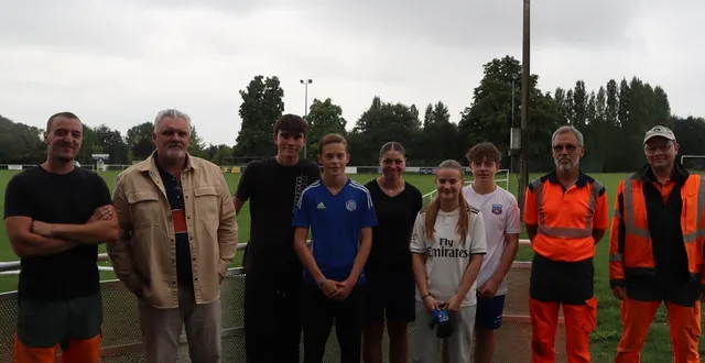 photo  sous la pluie, six jeunes solemnois se sont mobilisés pour prendre soin de leur commune.  &copy;  ouest-france 