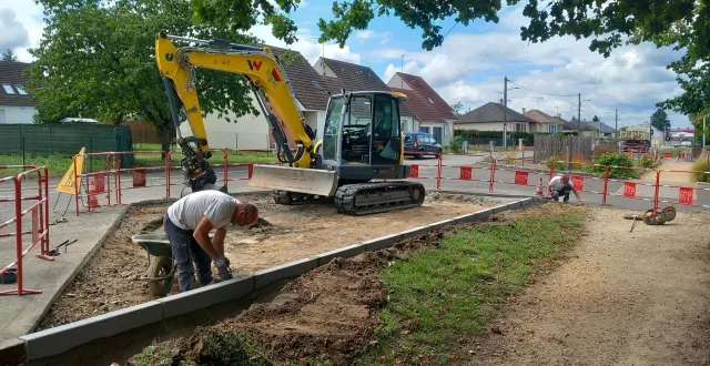 photo  des travaux d’aménagement se sont déroulés rue du stade afin de réaliser la piste cyclable.  &copy;  le maine libre 
