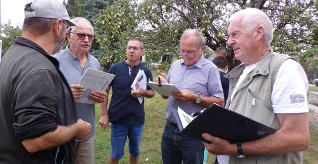 photo  le jury est arrivé chez un participant, jean-pierre coulon.  &copy;  le maine libre 