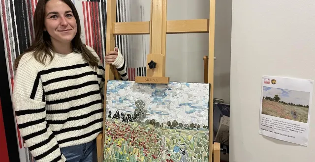 photo  maud dabireau à la micro-folie, à côté de la fresque réalisée en avril, à partir de l’oeuvre de claude monet, « les coquelicots ».  &copy;  le maine libre 