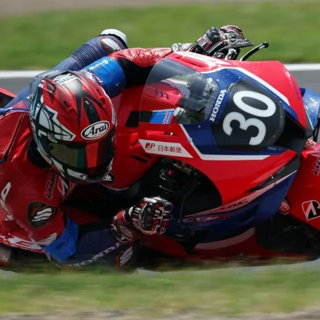 photo johann zarco et le japonais takumi takahashi ne seront que deux au guidon cette année aux 8 heures de suzuka.  ©  afp