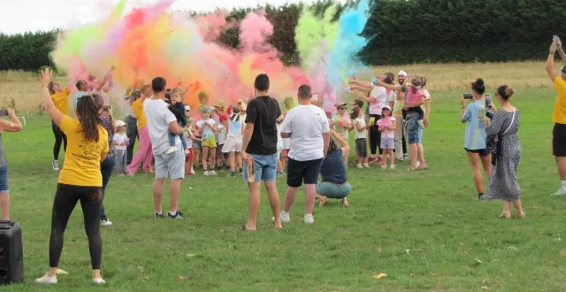 photo  les parents se sont joints à leurs enfants, jeudi 31 juillet 2025, pour marquer la fin des activités pour ce premier mois des vacances scolaires.  &copy;  ouest-france 