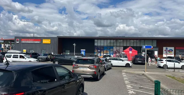 photo  les voitures peinent à trouver une place sur l’aire d’autoroute de sargé-lès-le-mans, ce samedi 2 août 2025.  &copy;  ouest-france 