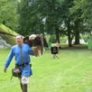 photo  fabien, l’un des animateurs de la compagnie hippogriffe présente ses différents rapaces. 