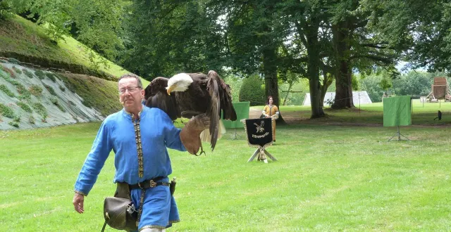 photo  fabien, l’un des animateurs de la compagnie hippogriffe présente ses différents rapaces.  &copy;  ouest-france 