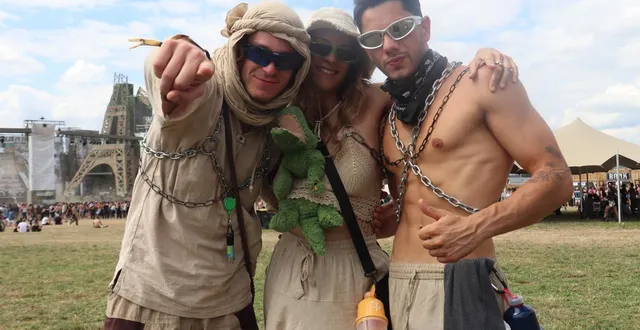 photo  ange vignon, milla besson et alexis aubert se sont déguisés pour l’eskape festival 2025, à montilly-sur-noireau (orne).  &copy;  ouest-france 