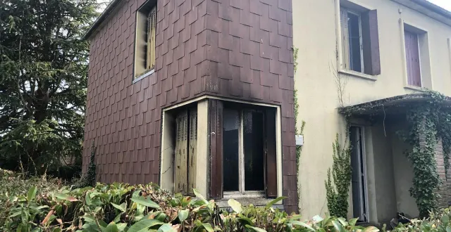 photo  rue roger-martin-du -gard, à alençon, un feu s’est déclaré dans une maison appartenant au bailleur ornais logissia, inhabitée mais squattée.  &copy;  ouest-france 