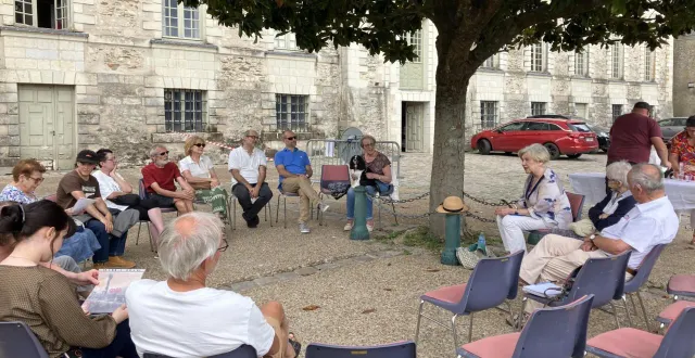 photo  françoise capelle et le groupe sur les terrasses de l’abbaye.  &copy;  co 