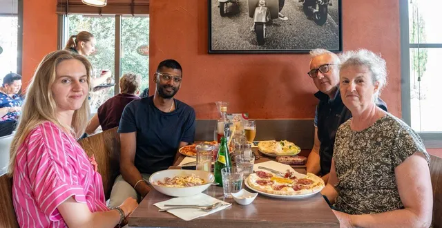 photo  olivier, audrey, yohan, olivier et nathalie étaient attablés avant midi à del arte, ce samedi à saint-saturnin. « on préfère sortir de l’autoroute et faire un repas classique, dans le calme, sans stress. »  &copy;  le maine libre - xavier sarrat 