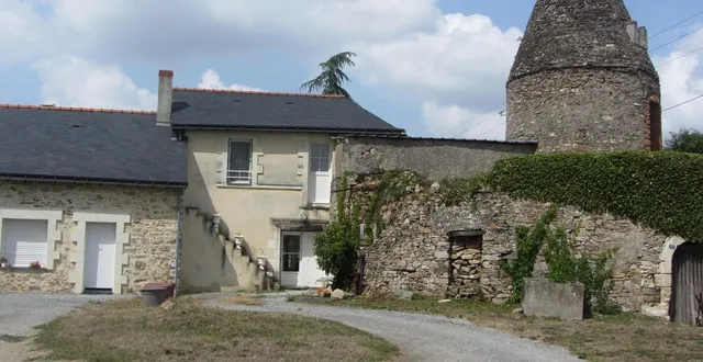 photo  le grand moulin offre sa masse imposante, habillé d’un lierre abondant qui abrite une faune sauvage. tout à côté, la maison du meunier est parfaitement entretenue.  &copy;  co 