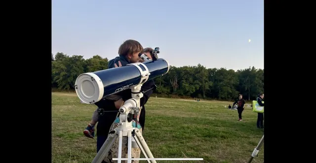 photo  à la tombée de la nuit, une queue se pressait pour observer la lune avant que les étoiles n’apparaissent.  &copy;  ouest-france 