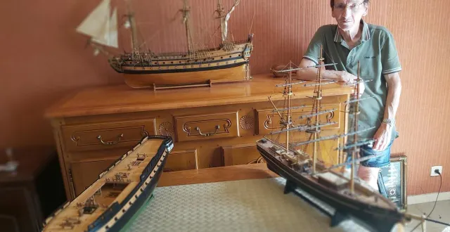 photo  pierre milot et ses trois maquettes : la renommée, le vengeur et le cutty sark.   &copy;  le maine libre 