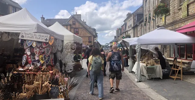photo  le marché d’artisans a ouvert, vendredi, la 22e édition des médiévales de domfront-en-poiraie qui se termine ce dimanche, à 19 h.  &copy;  ouest-france 