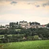 photo  perché sur sa colline, le château de montmirail domine, depuis le moyen âge, la campagne du perche sarthois. 