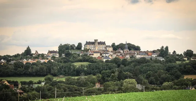photo  perché sur sa colline, le château de montmirail domine, depuis le moyen âge, la campagne du perche sarthois.  &copy;  ouest-france 