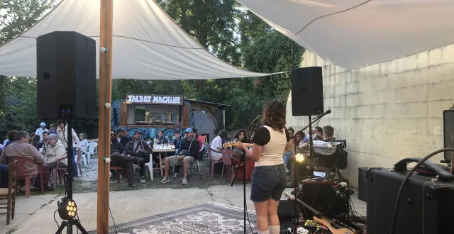 photo  dans le jardin du renard se marre, la soirée de concerts commence par celui de la chanteuse pop eolîne.  &copy;  ouest-france 