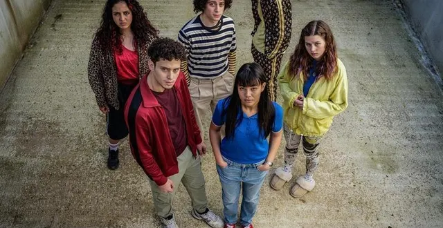 photo  adem benosmane (hacine), mona claude (alice), hind faiz (reem), roman doduik (gabin), bilel chegrani (killian), sacha lauras (rose).  &copy;  julien panié / france télévisions 