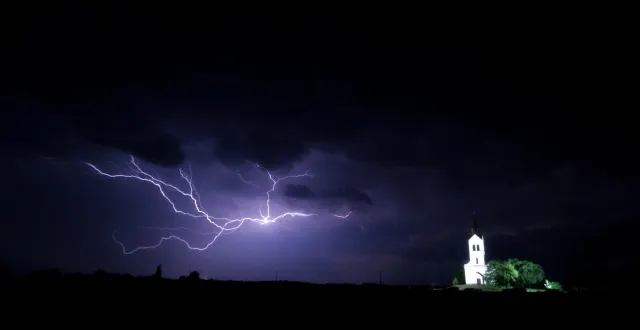 photo  « immanquablement, nous avions, à un moment où un autre de notre séjour, une nuit d’orage… » photo d’illustration.  &copy;  remedios / getty images / istockphoto 