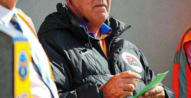 photo alan cork, simple supporter au début du match, a fini la rencontre en tant que 4e arbitre. © shrewsbury town fc via x
