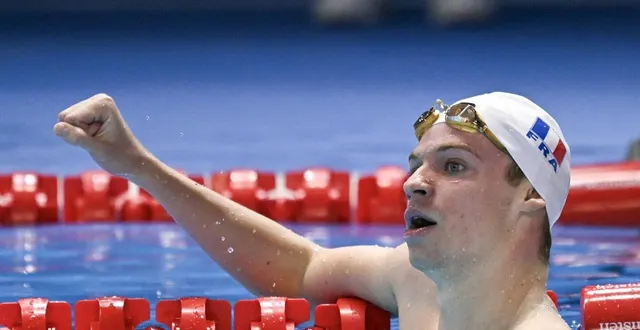 photo  léon marchand après sa victoire sur le 400 m nage libre aux mondiaux de singapour.  ©  oli scarff / afp 