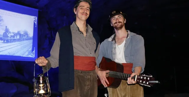 photo  théo edom et hugo audusseau, le duo des pierrots sagaces, prennent beaucoup de plaisir à narrer l’histoire des ardoisiers au fond de la mine bleue.  &copy;  ouest-france 
