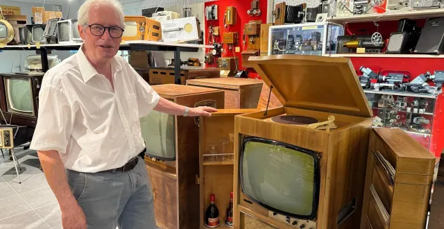 photo  joël heslon collectionne tous les objets racontant l’histoire de l’audiovisuel et de la communication.  &copy;  ouest-france 