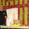 photo jean patrick samin participait également à la construction des motifs en pommes pour la foire de vimoutiers.