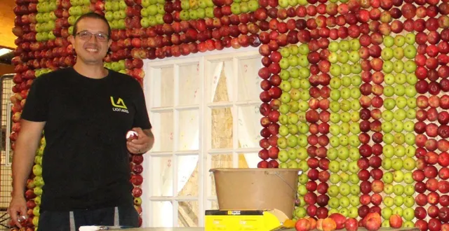 photo  jean patrick samin participait également à la construction des motifs en pommes pour la foire de vimoutiers.  &copy;  ouest-france 