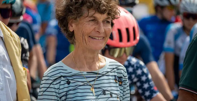 photo jeannie longo a remis le maillot jaune à pauline ferrand-prévot après sa victoire sur le tour de france femmes. ©  florian frison / archives afp
