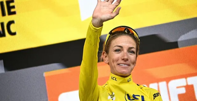 photo pauline ferrand-prévot sur le podium du tour de france après sa victoire sur la grande boucle le 3 août 2025 à châtel. © julien de rosa/ afp