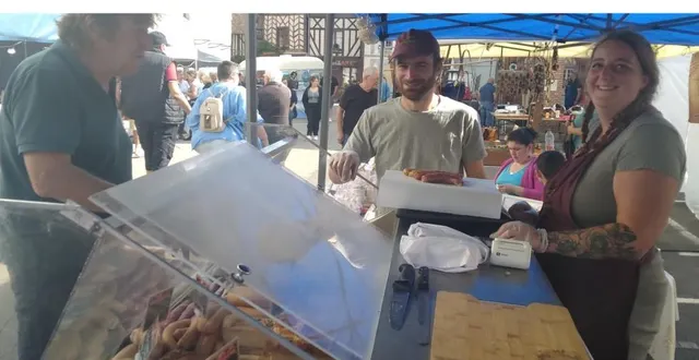 photo  laëtitia et gauthier schmitt, artisans charcutiers, participaient pour la première fois au marché nocturne.  &copy;  ouest-france 