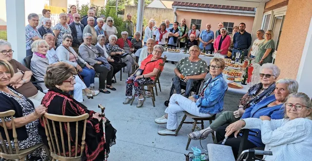 photo  le barbecue de la résidence le soleil a réuni 65 personnes.  &copy;  le maine libre. 