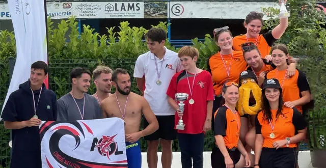 photo  les garçons de l’acl natation en compagnie d’armandine mortier et agathe brossier, championnes régionales 2025.  &copy;  co 