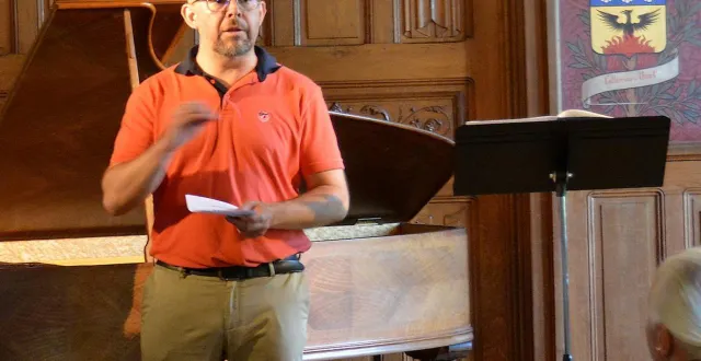 photo  nicolas couton, président du festival musique à courtanvaux et de la vallée de la braye et de l’anille, lors de la présentation de la soirée.  &copy;  ouest-france 