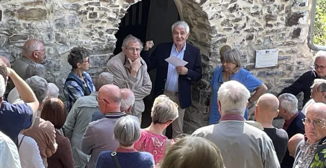 photo  pierre tessier, président d’art sacré val d’orne, a retracé l’histoire de la chapelle saint-roch de ménil-glaise, à batilly (orne), lors de son inauguration samedi 2 août.  &copy;  ouest-france 