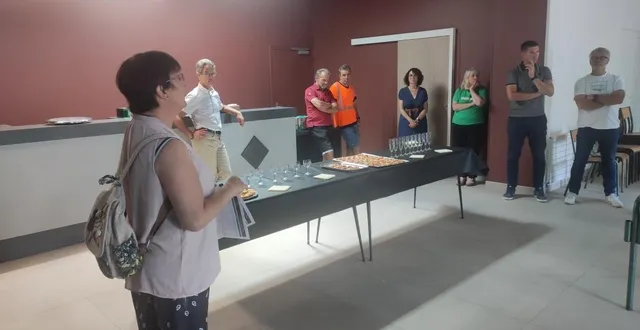 photo  françoise coué et quelques élus ont reçu les artisans et entreprises ayant participé à la réhabilitation de la salle du rocher.  &copy;  ouest-france 