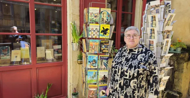 photo  christel tient la bouquinerie, rue de l’écrevisse dans le vieux-mans.  &copy;  le maine libre 