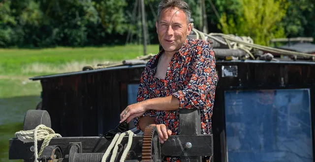 photo  le pêcheur et marinier de loire alexandre fagat propose des sorties sur le fleuve depuis le port de la possonnière, où il distille ses connaissances accumulées à force d’apprendre de ses erreurs et d’écouter les anciens.  &copy;  laurent combet 
